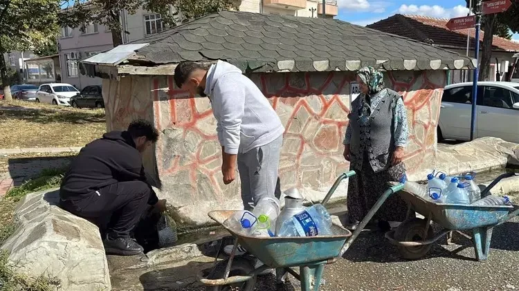 Edirne’de su kesintileri nedeniyle çeşme önlerinde kuyruk oluştu (DHA)