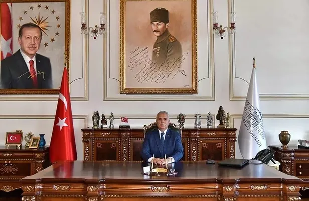 trabzon-valisi-aziz-yildirim-kimdir-kac-yasinda-nereli-yeni-trabzon-valisi-aziz-yildirim-hangi-gorevlerde-bulu-1691645301163.jpeg Trabzon Valisi Aziz Yıldırım kimdir, kaç yaşında, nereli? Yeni Trabzon Valisi Aziz Yıldırım hangi görevlerde bulundu?-3