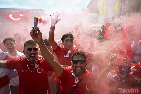 Türkiye-Çekya maçı öncesi Türk taraftarlar Hamburg sokaklarını kırmızı-beyaza boyadı! İşte görsel şölenden kareler... - 32