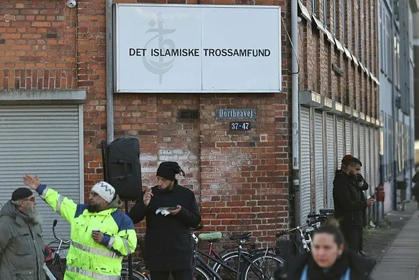 avrupa-kuran-i-kerime-alcak-saldiriya-sahip-cikiyor-rasmus-paludan-bu-kez-danimarkada-cuma-namazi-cikisi-muslu-1674825168815.jpeg Kur'an-ı Kerim'e alçak saldırıya Mehter Marşlı ayar! Provokatör Rasmus Paludan bu kez Danimarka'da sahneye çıktı-5