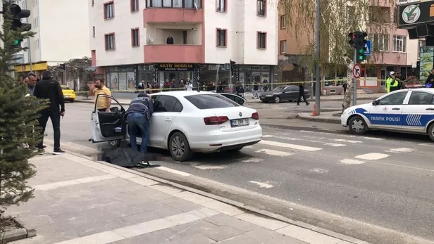 Kırmızı ışıkta kanlı pusu! Arabayı kurşunladılar: 1 ölü, 1 yaralı-1