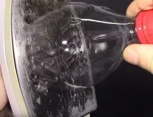 Şişeye ütü bastı sonunda öyle bir şey yaptı ki görenler şaştı kaldı