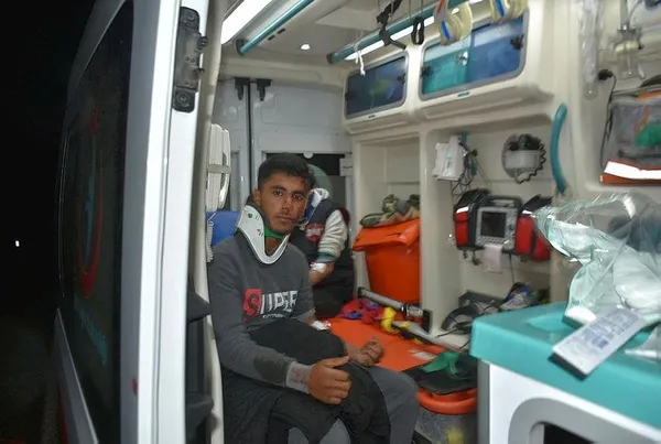 Son dakika: Edirne'de gece yarısı can pazarı! Kaçak göçmenleri taşıyan minibüs devrildi: 16 yaralı-5