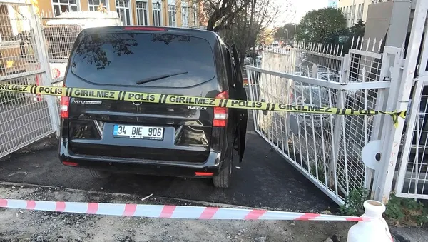 1607505897932.jpg İstanbul'un göbeğinde gündüz vakti kuyumcu soygunu! Çuvallarla kaçtılar-4