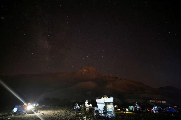 Son dakika: 2 bin 650 metre yükseklikte görsel şölen: Perseid meteor yağmuru Erciyes Dağı'nda izlediler