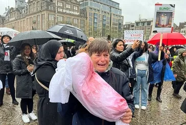 Dünya katil İsrail'i protesto ediyor! Hollanda'nın başkenti Amsterdam'da Gazze'deki çocuk ölümleri işte böyle canlandırıldı