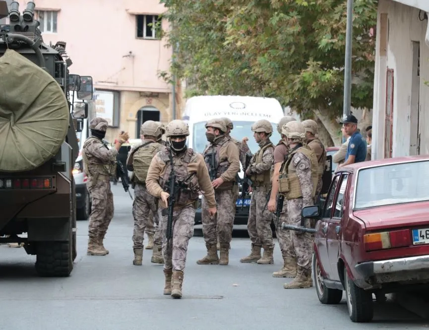 Ateş açtığı 3 polisi yaraladı, ölü ele geçirildi