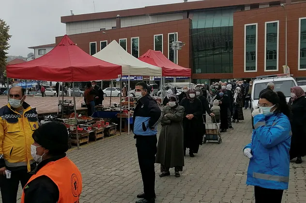 Metrelerce kuyruk oluştu! Herkes sırayla girebildi