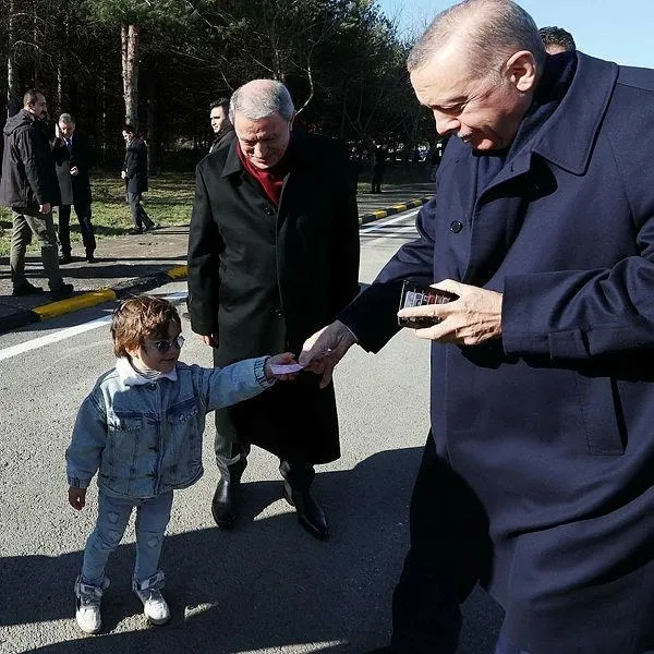 Sakarya'da gülümseten buluşma! Başkan Erdoğan, Kenan Sofuoğlu'nun oğlu Zayn Sofuoğlu ile bir araya geldi-5