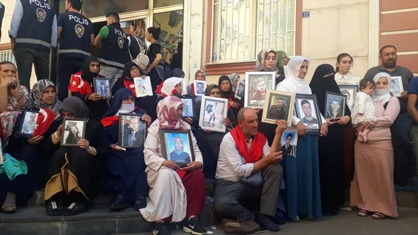 Kulp şehitlerinin ailelerinden evlat nöbetine destek! HDP önünde teröre lanet yağdırdılar-1