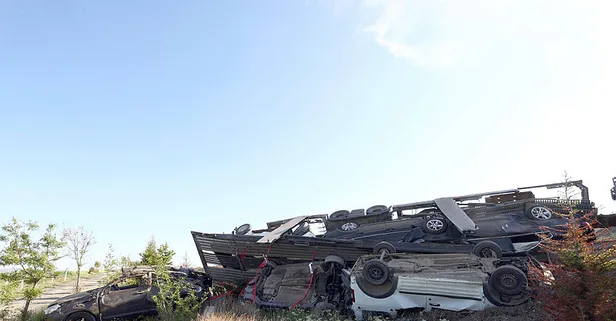 Otomobil yüklü tır devrildi, 9 araç hasar gördü