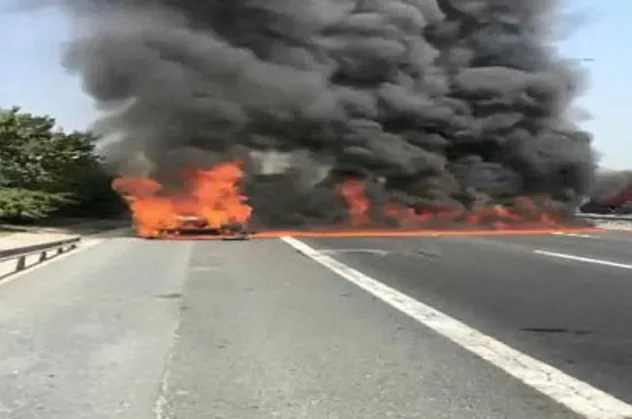 Seyir halindeyken bir anda alev aldı! TEM'de trafik kilitlendi