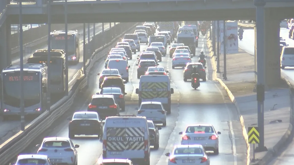 İstanbul'da haftanın ilk iş gününde trafik kilit! Yollarda uyum haftası yoğunluğu