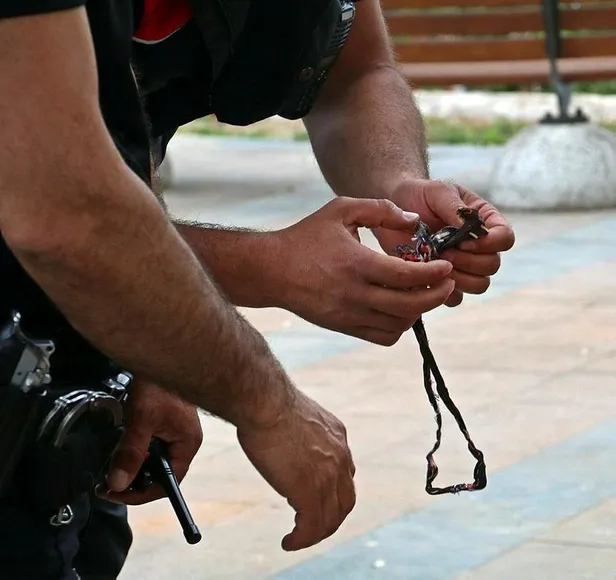 antalyada-polisin-kimlik-sordugu-sahis-bogazini-kesti-kanallara-ciksin-da-insanlar-beni-iyi-tanisin-1619366504020.jpeg Antalya'da polisin kimlik sorduğu şahıs kendini neşterledi! "Kanallara çıksın da insanlar beni iyi tanısın"-3