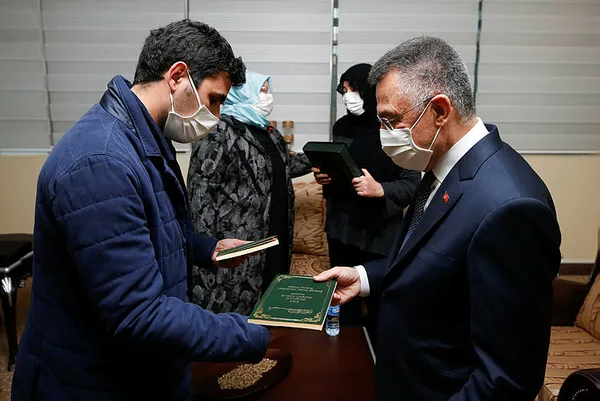 cumhurbaskani-yardimcisi-fuat-oktay-sehit-korgeneral-osman-erbasin-ailesine-taziye-ziyaretinde-bulundu-1615568633167.jpg Cumhurbaşkanı Yardımcısı Fuat Oktay, şehit Korgeneral Osman Erbaş'ın ailesine taziye ziyaretinde bulundu-3