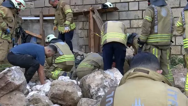 son-dakika-istanbul-surlarinda-cokme-1-kisi-yaralandi-1681316082061.jpg Son dakika: İstanbul surlarında çökme: 1 kişi öldü-4