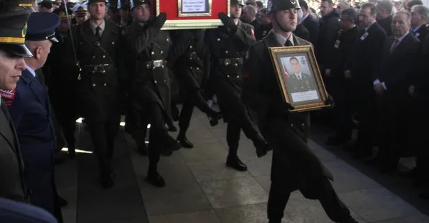 Son dakika: Pençe-Kilit şehidi Piyade Teğmen Eril Alperen Emir’in cenaze töreninde Özgür Özel’e sert tepki: Selahattin Demirtaş’ın asıldığını göreceğim