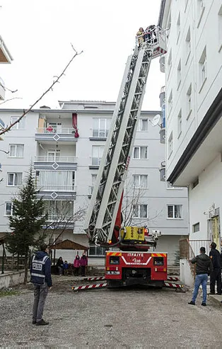 Balkonda mahsur kaldı! İtfaiye kurtardı