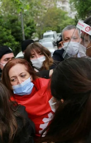 Son dakika: Taksim Meydanı'na izinsiz yürümek isteyen gruba müdahale edildi! Valilikten açıklama geldi