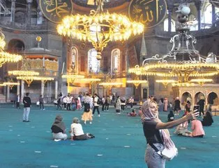 Ayasofya Camii’ne turist akını