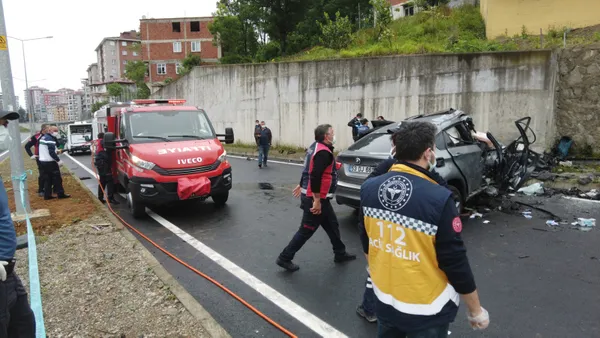 son-dakika-milyonluk-trafik-kazasi-1-olu-1-yarali-1621849806870.jpg SON DAKİKA: Rize'de milyonluk trafik kazası! 1 ölü 1 yaralı-4