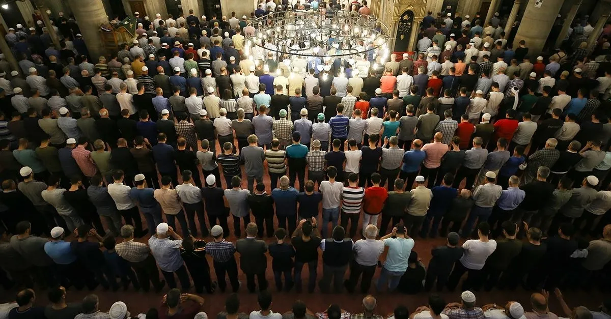 Anadolu'da ilk teravih! Camiler doldu taştı