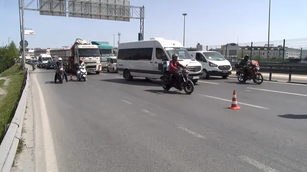 d-100-e5te-trafik-tartismasi-kazaya-yol-acti-kamyonet-devrildi-1651228016151.jpg D-100 (E5'te) trafik tartışması kazaya yol açtı! Kamyonet devrildi-4