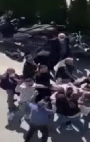 Üsküdar'da tekmeli yumruklu kavga kamerada