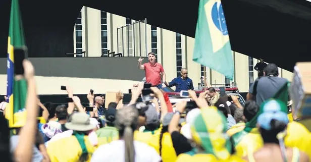 Coronavirüs'ü ciddiye almayan Jair Bolsonaro protesto esnasında defalarca öksürdü