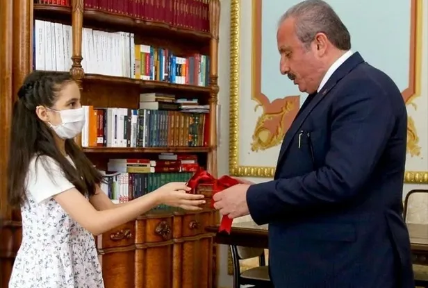 Beşinci sınıf öğrencisi Feza Naz Yoğun Milli Dayanışma Kampanyası için "hatıra paralarını" bağışladı-3