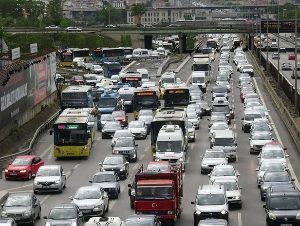 istanbulda-trafik-yogunlugu-artti-guncel-yol-durumu-1621614373505.jpeg