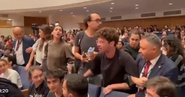 mansur-yavas-skandali-kendisine-soru-soran-ogrenciler-once-zorla-disariya-cikarildi-sonra-darp-edildi-1696451825687.jpeg Mansur Yavaş'ın gençlere de tahammülü kalmadı! Soru soran gençleri salondan attırıp darp ettirdi-2