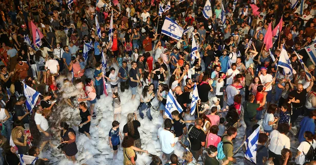 İsrail’de binlerce kişi Netanyahu’nun gidişini kutladı: Güle güle Bibi