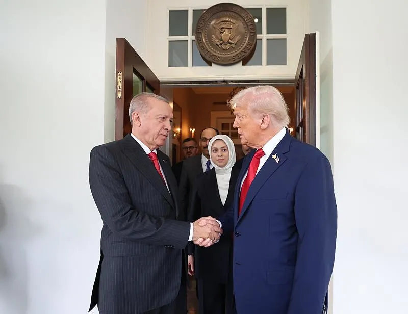 Oval Ofis'teki baş başa görüşmenin ve heyetler arası öğle yemeğinin ardından ABD Başkanı Trump, Başkan Erdoğan'a kapıya kadar eşlik etti. (AA)