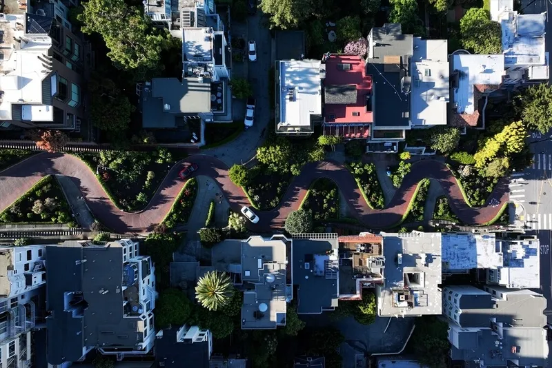 dunyanin-en-virajli-sokagi-havadan-goruntulendi-turist-akinina-ugruyor-1777449958011.jpg Dünyanın en virajlı sokağı havadan görüntülendi: Turist akınına uğruyor-5