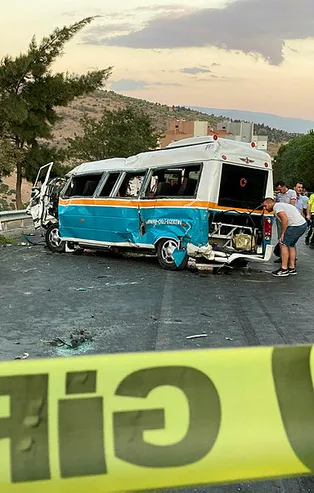 İzmir'de feci kaza! Midibüs ile dolmuş birbirine girdi: 2 ölü, 4 yaralı