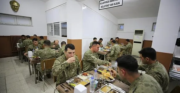 Sınırda görevli Mehmetçik ilk iftarı yaptı