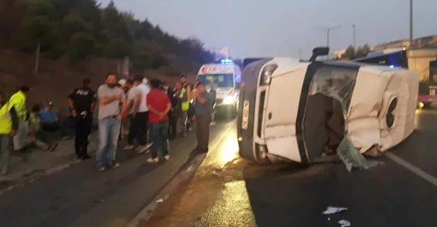 TEM’de servis minibüsü devrildi! Yaralılar var