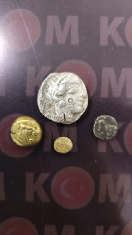 izmirde-tarihi-eser-operasyonu-552-sikke-ve-80-parca-kucuk-metal-esya-ele-gecirildi-1637326917662.jpg
