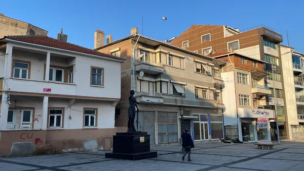 edirne-uzunkoprude-provokasyon-adalet-aniti-atese-verildi-1643959233847.jpg Edirne Uzunköprü'de provokasyon: Adalet Anıtı ateşe verildi! 2 şüpheli gözaltında-7