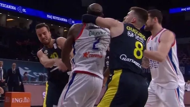 anadolu-efes-fenerbahce-beko-basketbol-macinda-kavga-chris-singleton-ve-melih-mahmutoglu-birbirine-girdi-1622919095258.jpeg