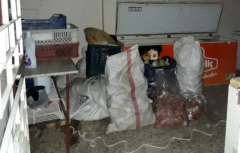 Vatandaşa yedireceklerdi! Polis poşet poşet taşındığını görünce... - 3