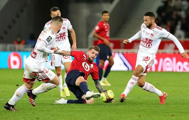 burak-yilmaz-ve-zeki-celik-ter-doktu-lille-ile-brest-yenisemedi-1635026566318.jpeg Burak Yılmaz ve Zeki Çelik ter döktü! Lille ile Brest yenişemedi-2