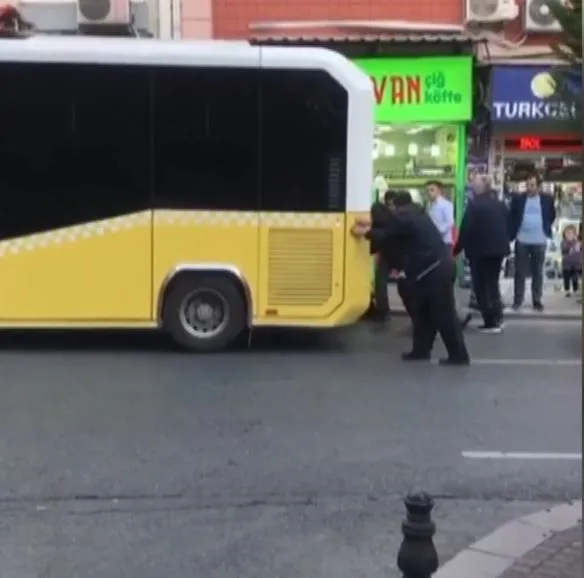 iettde-ariza-bitmiyor-yolda-kalan-otobusu-vatandaslar-itti-1635024552552.jpg İETT'de arıza bitmiyor! Yolda kalan otobüsü vatandaşlar itti-2