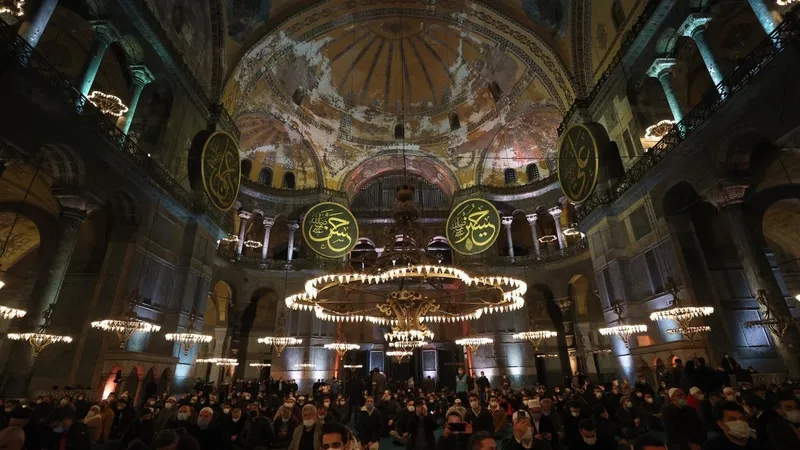 Ayetel Kürsi Türkçe Okunuşu, Anlamı ve Faziletleri: Ayetel Kürsi Okumanın Önemi ve Faydaları-2