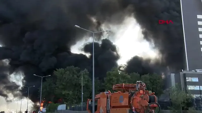 izmirde-buyuk-yangin-alevler-hastaneye-sicradi-hastalar-tahliye-ediliyor-itfaiye-ekiplerinin-calismasi-suruyor-1750000042235.jpeg Trafoda çıkan yangın fabrikaya ve hastaneye sıçradı; hastalar tahliye ediliyor. (DHA)