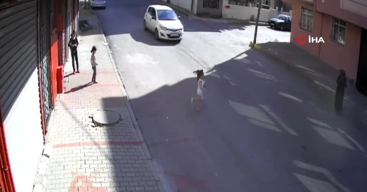 Küçük çocuğun otomobilin altında kalmaktan son anda kurtulduğu anlar kamerada