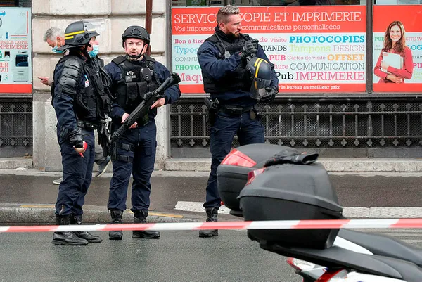Son dakika: Charlie Hebdo’nun eski binasının bulunduğu bölgede bıçaklı saldırı: 4 yaralı-2
