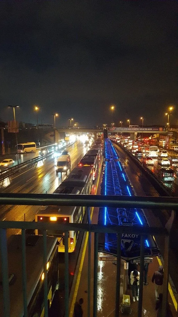 istanbulda-yine-metrobus-arizasi-cennet-mahallesinden-yenibosnaya-kadar-kuyruk-1639413288236.jpeg İstanbul'da yine metrobüs arızası! Cennet Mahallesi'nden Yenibosna'ya kadar kuyruk...-2