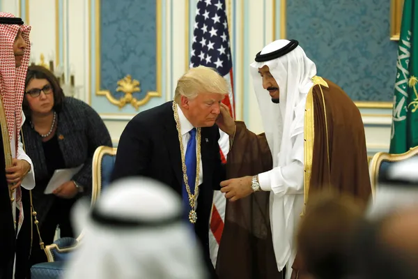 Kral Selman, ABD Başkanı Donald Trump’a nişan taktı-1